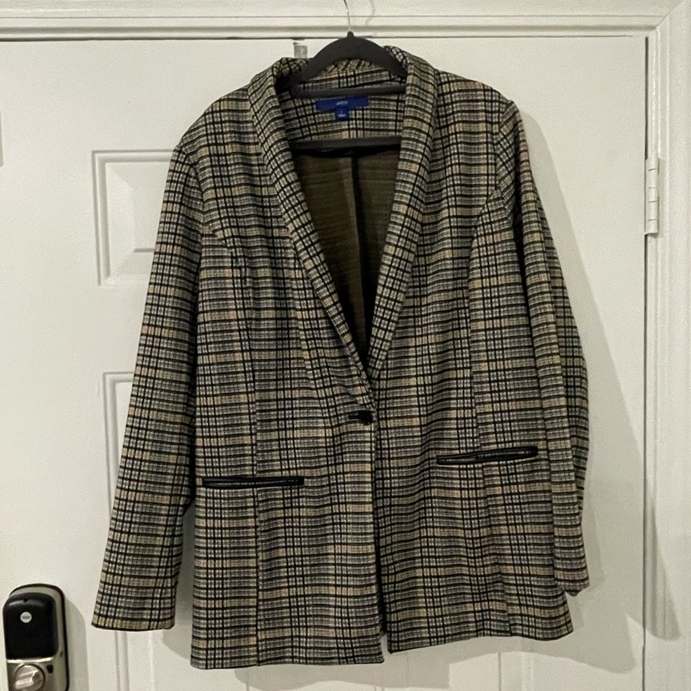 Stylish and professional blazer. Size L.
